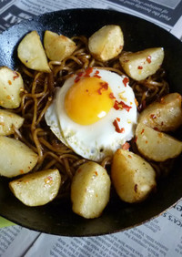 鉄パンでポテト焼きそば＋目玉焼き載せ