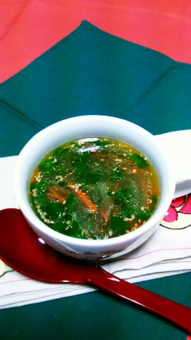玉葱、人参、青菜の食べるスープ！の写真