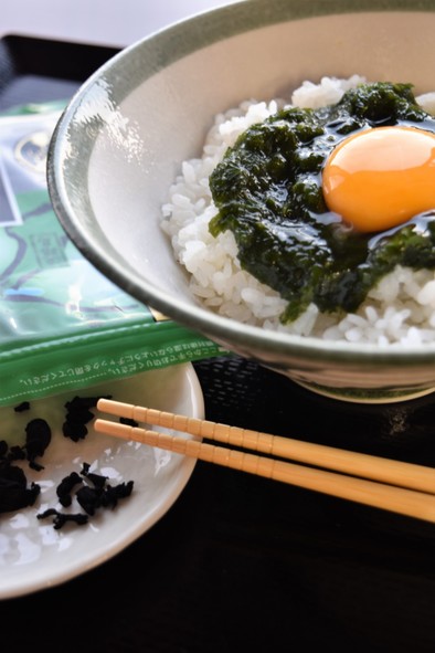 トロトロわかめの卵かけご飯の写真