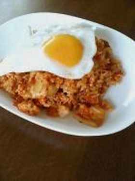 目玉焼きのせ豚キムチ炒飯
