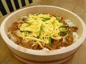 豚バラちらし寿司♪五目ちらしの素で簡単