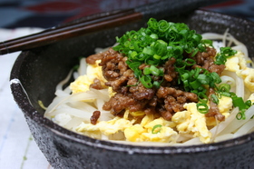 もやしとそぼろの給料日前丼