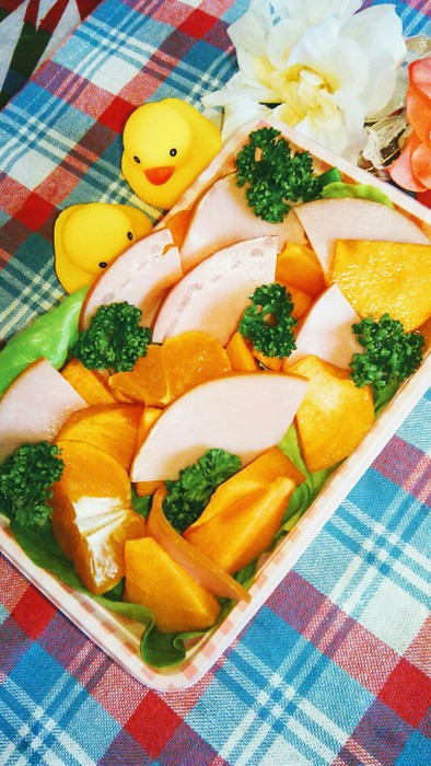 お弁当に 柿とみかんとハムのサラダの写真