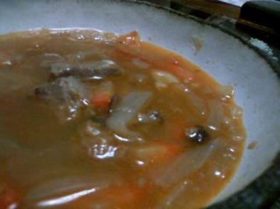 角切りお肉とトマトのスープの写真