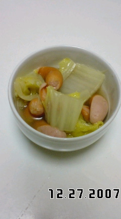 ウインナーと白菜のスープの写真