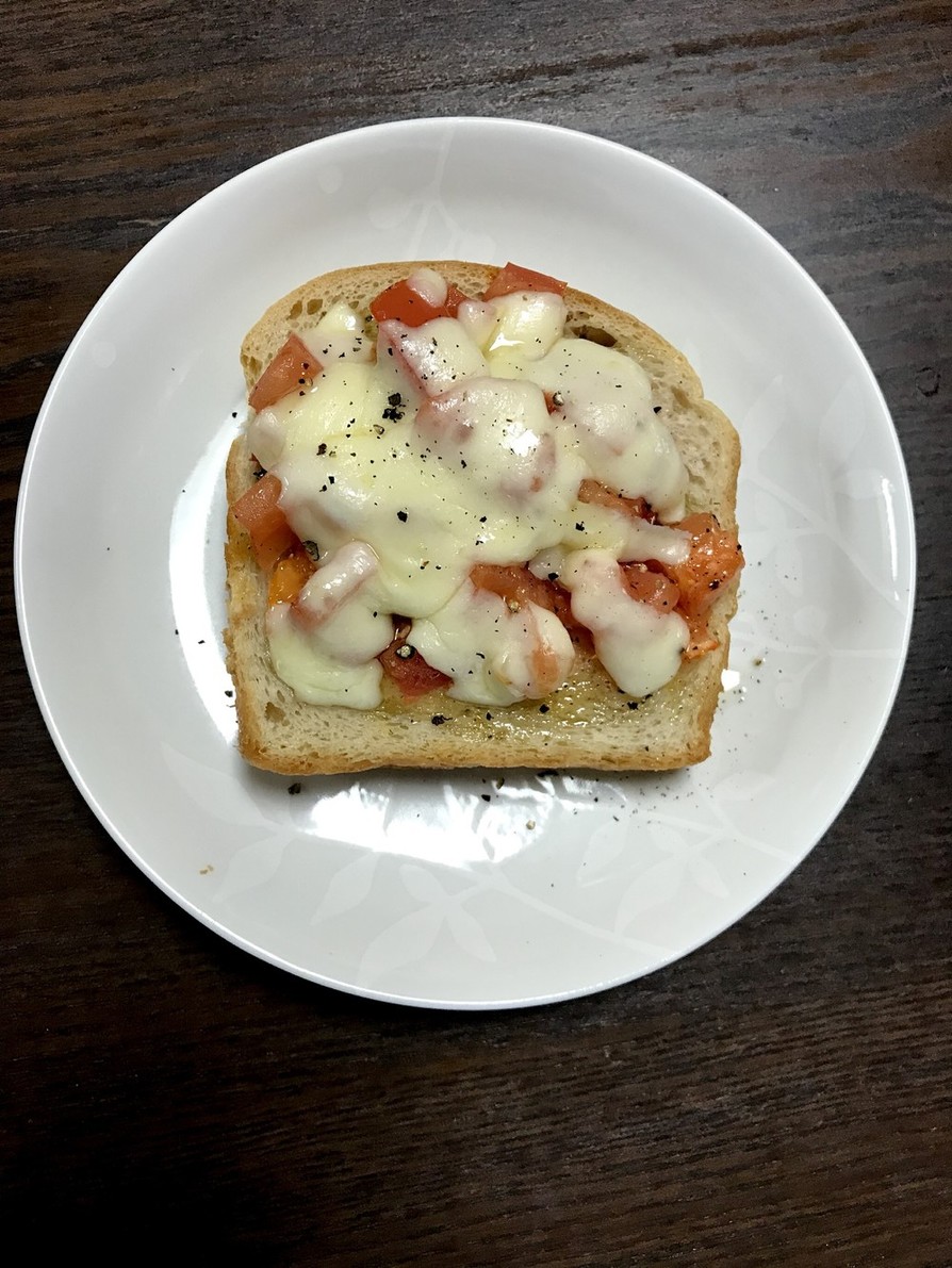 紅茶香る手作りポリ食パンのトマトトーストの画像
