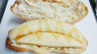 塩バターロールのバナナサンドの写真