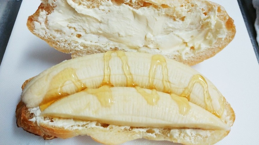 塩バターロールのバナナサンドの画像