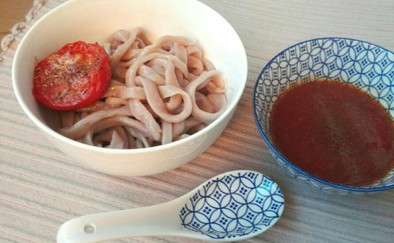 手作り紅茶うどんとトマトの麺つゆの写真