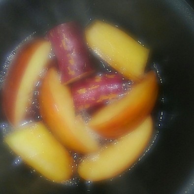 ボジョレーでリンゴとお芋のコンポートの写真
