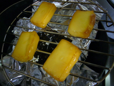 フライパンで簡単！自家製スモークチーズの写真