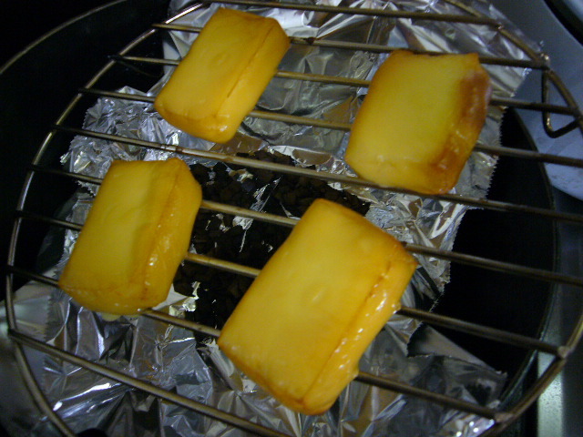フライパンで簡単！自家製スモークチーズの画像