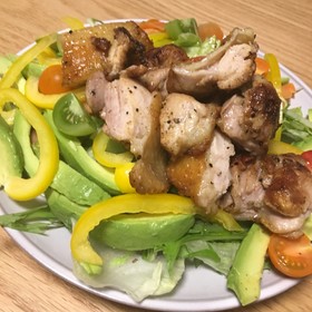大満足チキンのっけサラダ