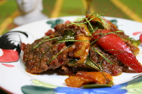 牛肉のレッドカレーペースト炒め