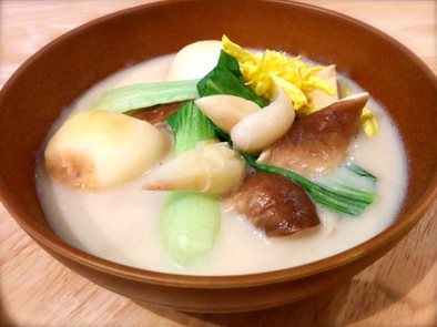 里芋とちんげん菜と椎茸のクリームスープの写真