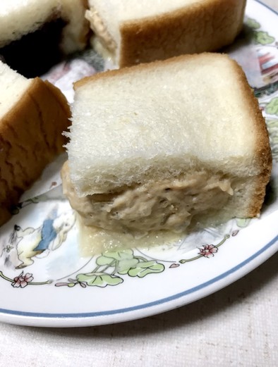 食パン肉まんの写真