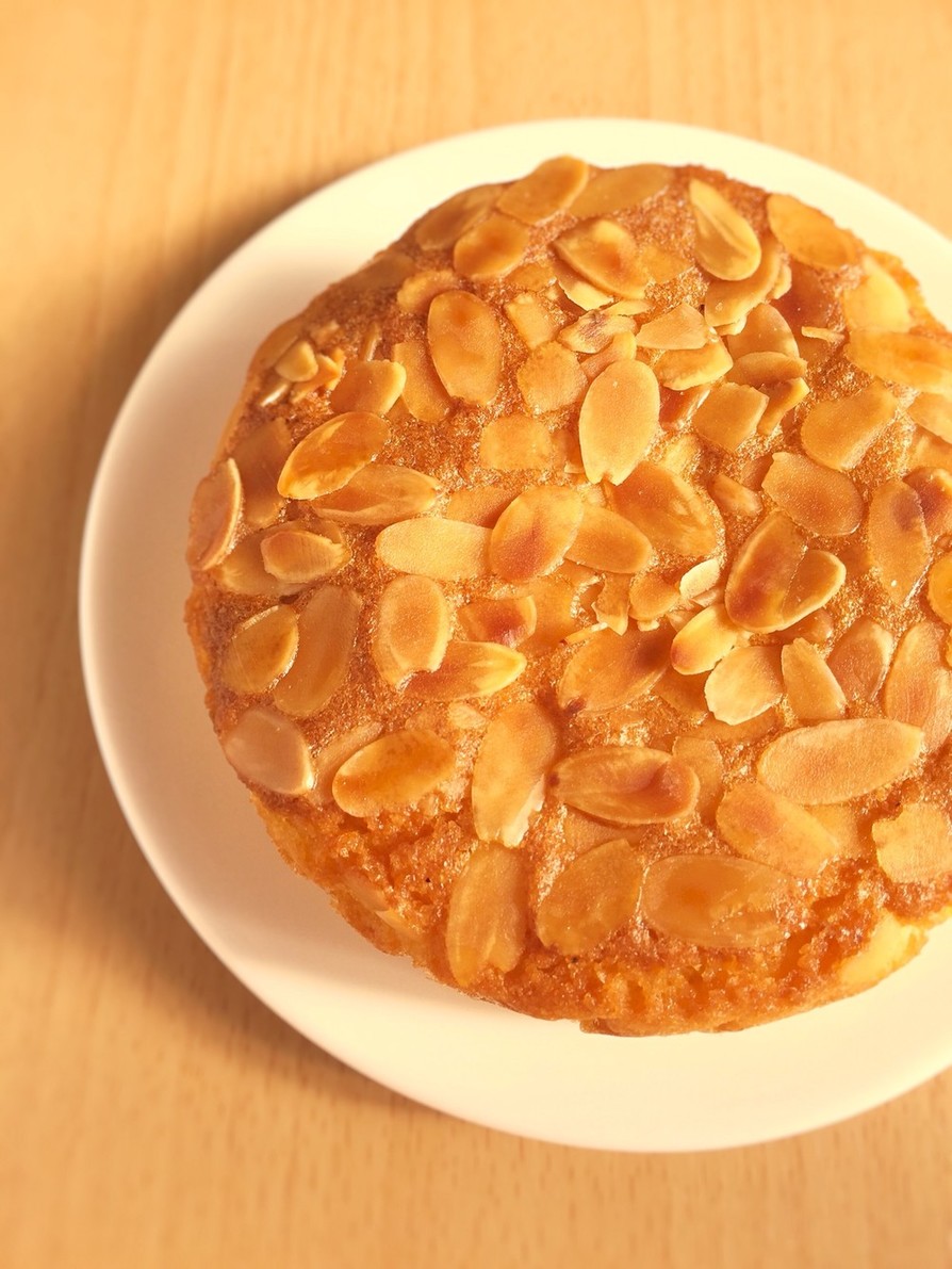  5つの材料で作るアーモンドケーキとフレッシュベリーのレシピ