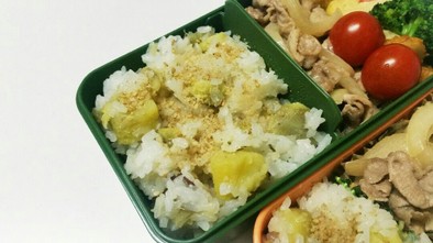 お弁当にもち米使用さつま芋ご飯の写真