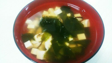 ワカメ、豆腐、椎茸の簡単澄まし汁の写真