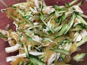 クラゲとキュウリと蒸し鶏のサラダ