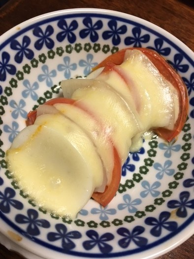 蒲鉾と大根・トマトのチーズ焼きの写真