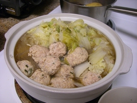 白菜たっぷりふわふわ鶏団子なべ