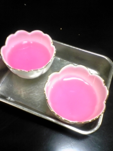 カキ氷シロップで作ったピンクゼリーの写真