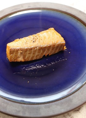 薬膳・美肌を目指す刺身用サーモンの素揚げ