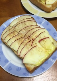 りんごとカスタードのトースト