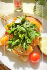 パクチー香る❀　ハム×柿のトースト