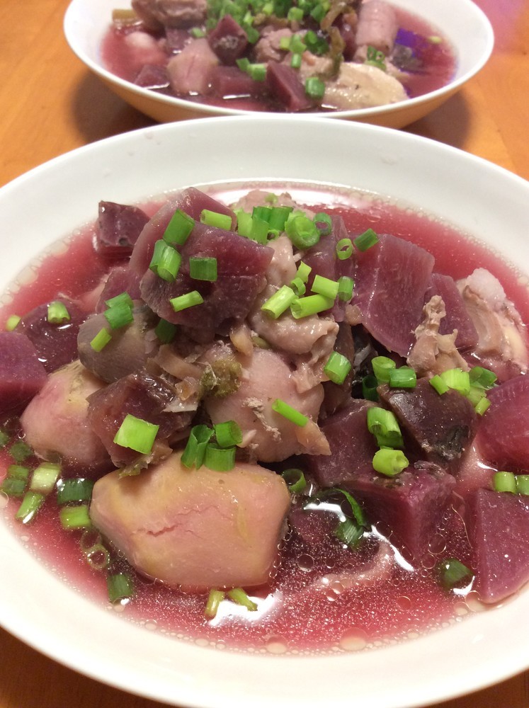 里芋、鶏もも肉、赤大根の岩塩スープの画像