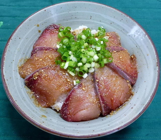 柚子胡椒風味のごまハマチ丼の画像