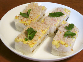 カニと錦糸卵と椎茸と焼き海苔の押し寿司