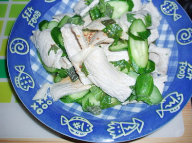 ゆで豚ときゅうりのサラダの写真