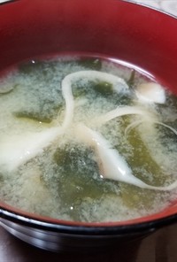 天然ブナシメジと乾燥ワカメの味噌汁