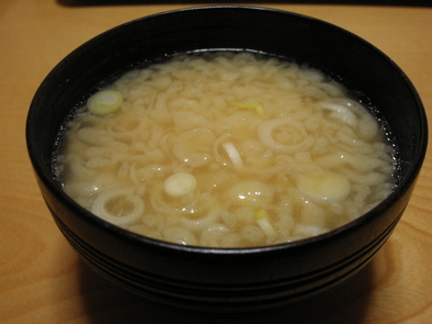 簡単おいしい揚げ玉の味噌汁(^・^)の写真