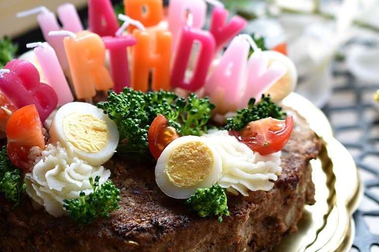 チーズハンバーグのデコレーションケーキ レシピ 作り方 By みき クックパッド 簡単おいしいみんなのレシピが351万品