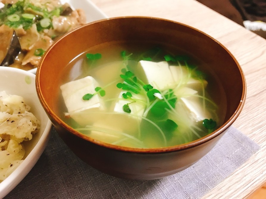 豆腐とカイワレのすまし汁の画像