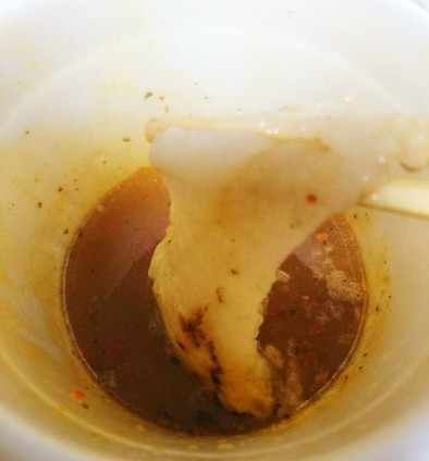 カップラーメンの残り汁に焼き餅の写真