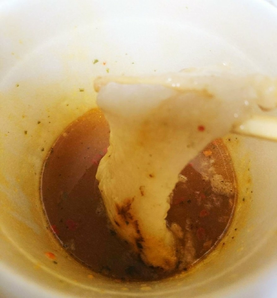 カップラーメンの残り汁に焼き餅の画像
