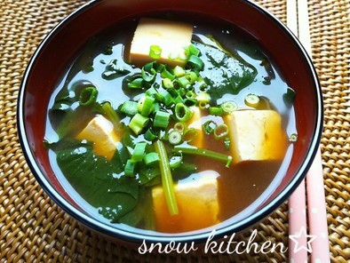 豆腐とほうれん草のお味噌汁の写真