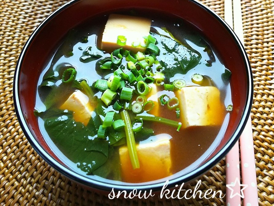 豆腐とほうれん草のお味噌汁の画像