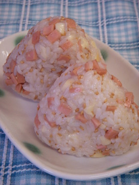 おさかなソーセージとチーズのおにぎり