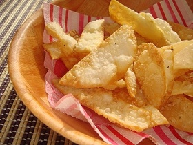 おつまみ、おやつに!簡単餃子の皮チップス