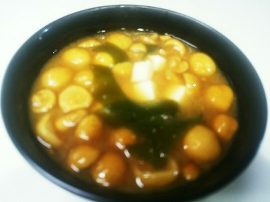 ナメコ、ワカメ、豆腐の味噌汁(合せ味噌)の写真