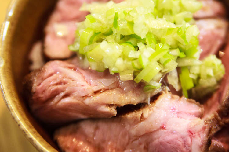 低温調理 簡単ネギ塩チャーシュー丼 レシピ 作り方 By Takai クックパッド 簡単おいしいみんなのレシピが359万品
