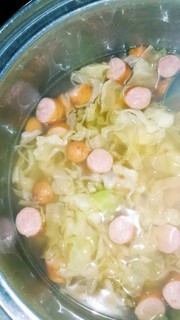 簡単‼キャベツとソーセージのスープの写真