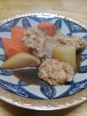 鶏団子と大根、人参の煮物