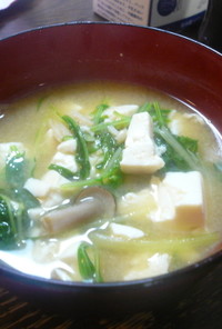 キノコと豆腐と水菜の味噌汁