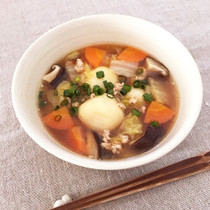 鶏ひき肉と野菜の豆腐白玉スープ